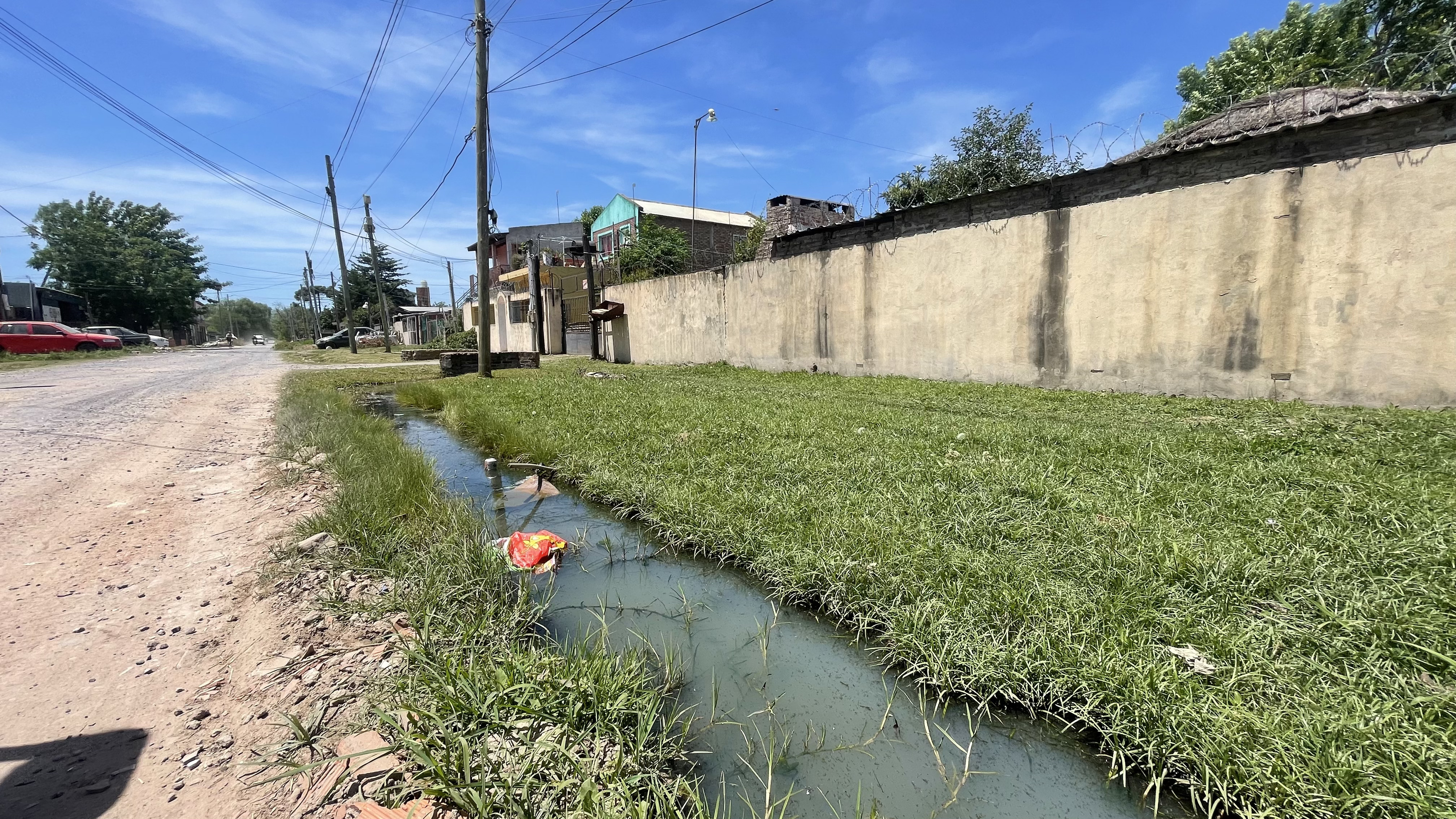 Una zanja del barrio Los Grillos desbordada y contaminada